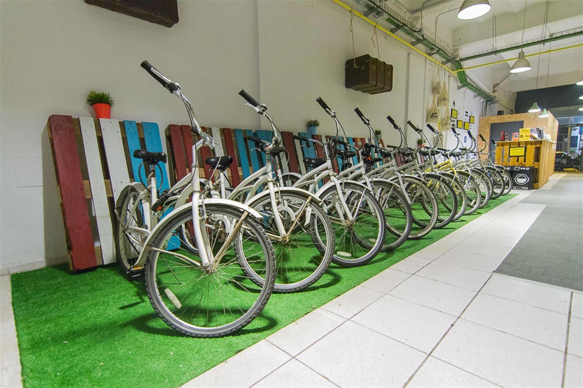 Bed & Bike Barcelona Vandrehjem Eksteriør billede